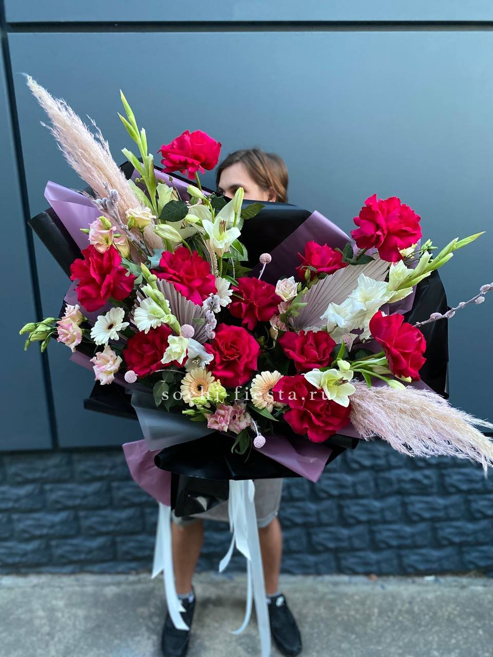 авторский букет из ранункулюса анемонов и нигеллы в нежной сиренево-персиковой гамме для подарка в региональном городе