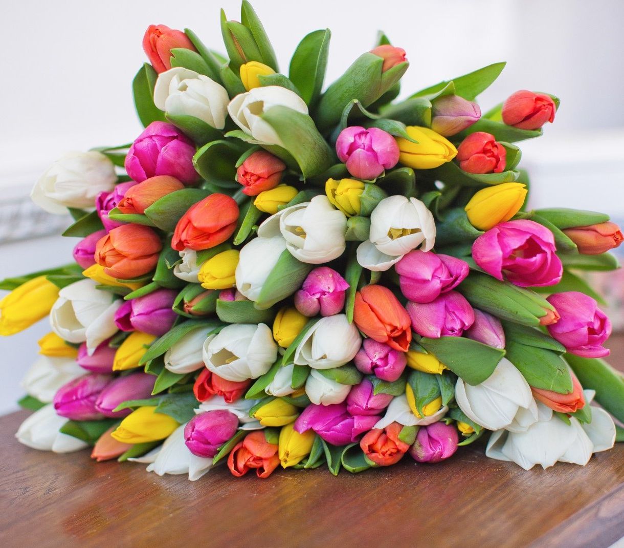 корпоративная композиция с розами и хризантемами для офиса в Череповеце