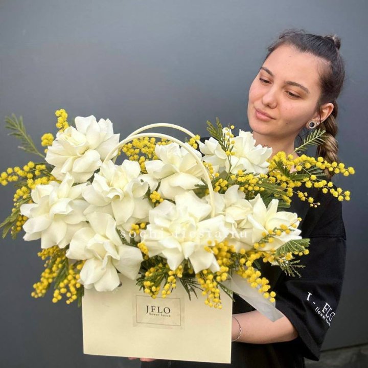 Французские Розы и мимоза  в сумочке  в Череповеце