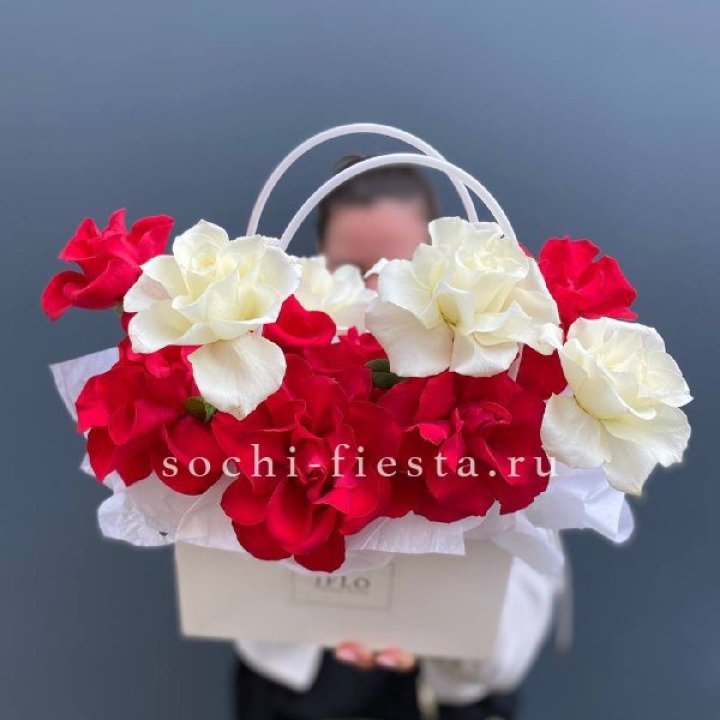 Сумочка  красных и белых роз в Череповеце