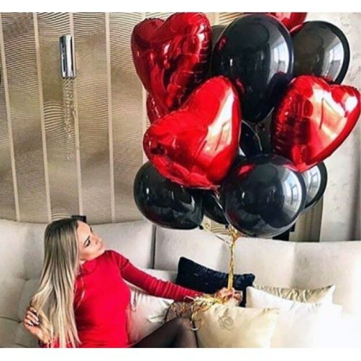 Фонтан из красных сердец с чёрными шарами  в Череповеце