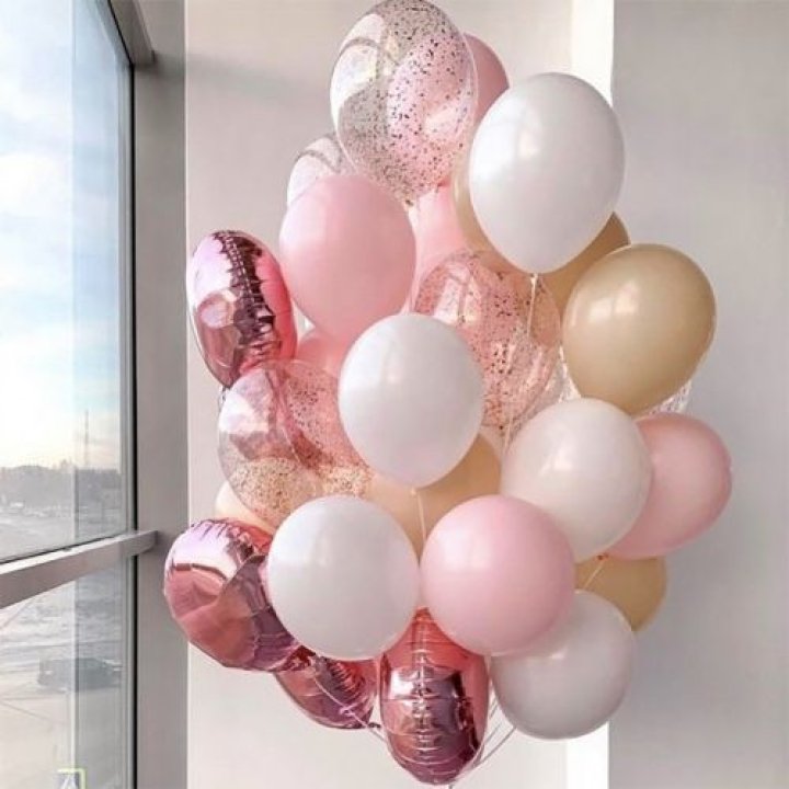 Фонтан шаров розового и белого цветов в Череповеце