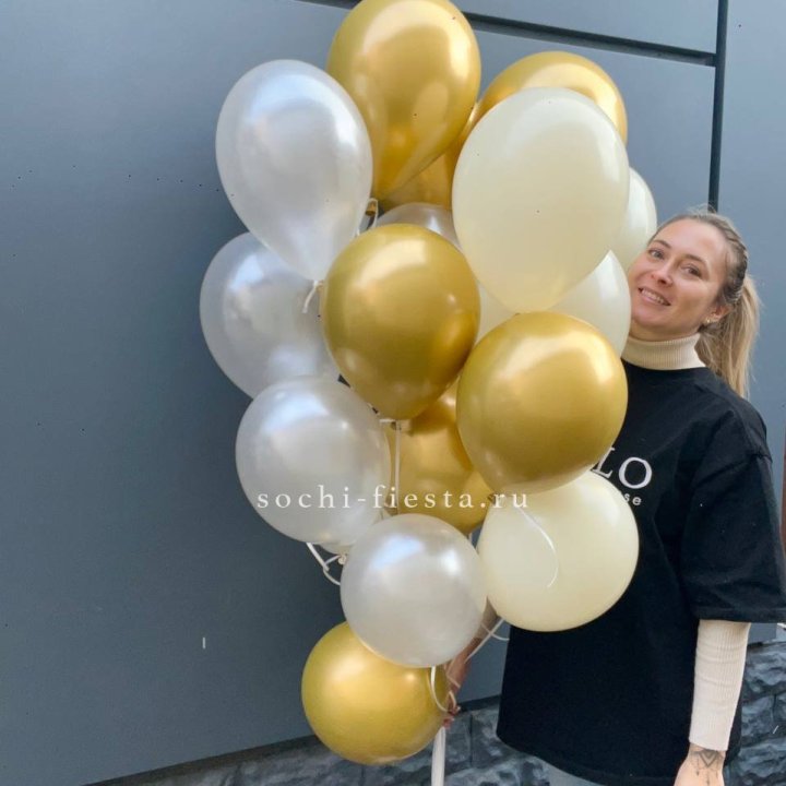 Облако шаров из белого и золотого оттенков в Череповеце