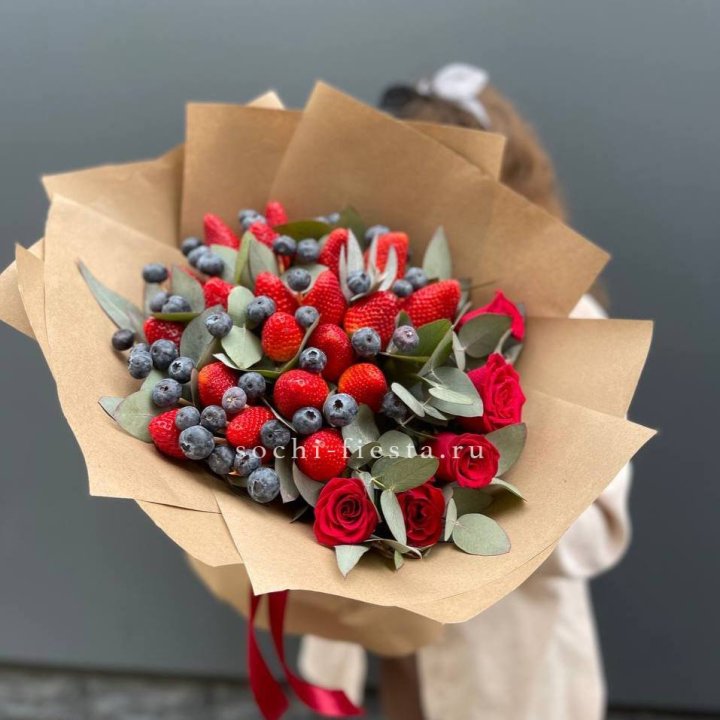 Клубника и голубика с цветами в Череповеце