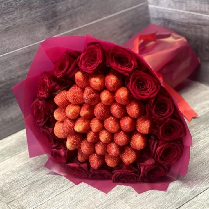 Клубничный букет с розами в Череповеце