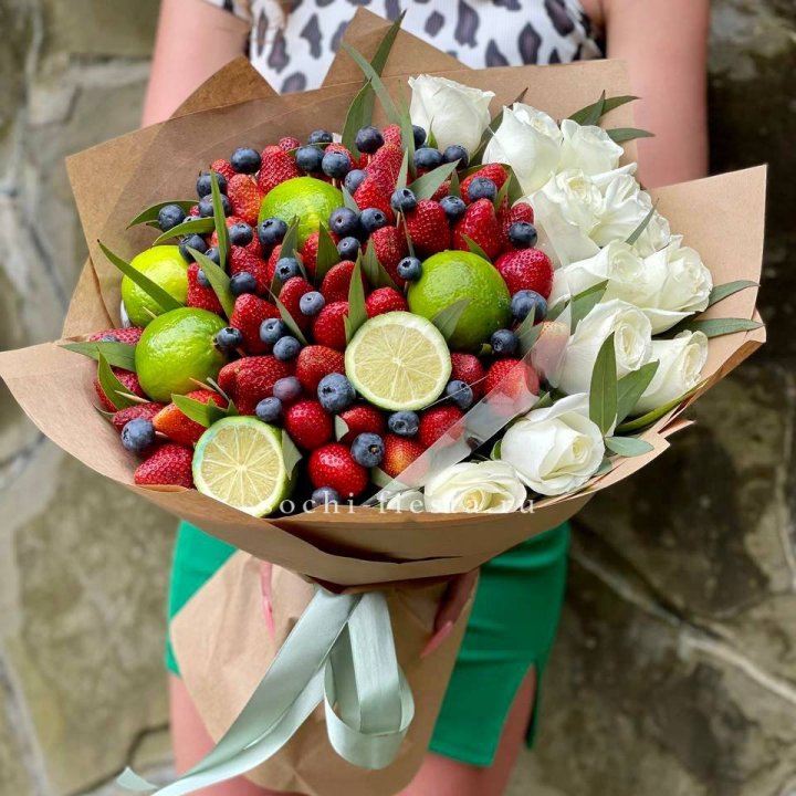 Ягодно-цитрусовый букет с розами в Череповеце