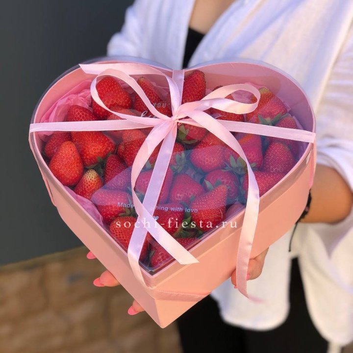 Коробочка сердце  с клубникой в Череповеце