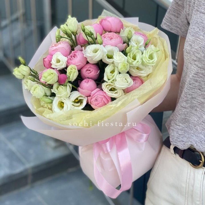 Букет кустовых роз с эустомой в Череповеце