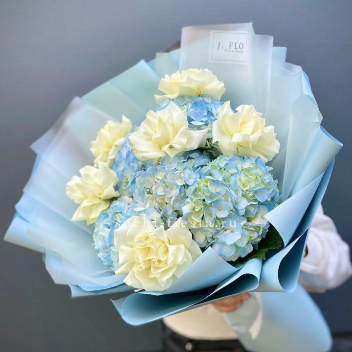  Букет из голубых гортензий и роз  в Череповеце