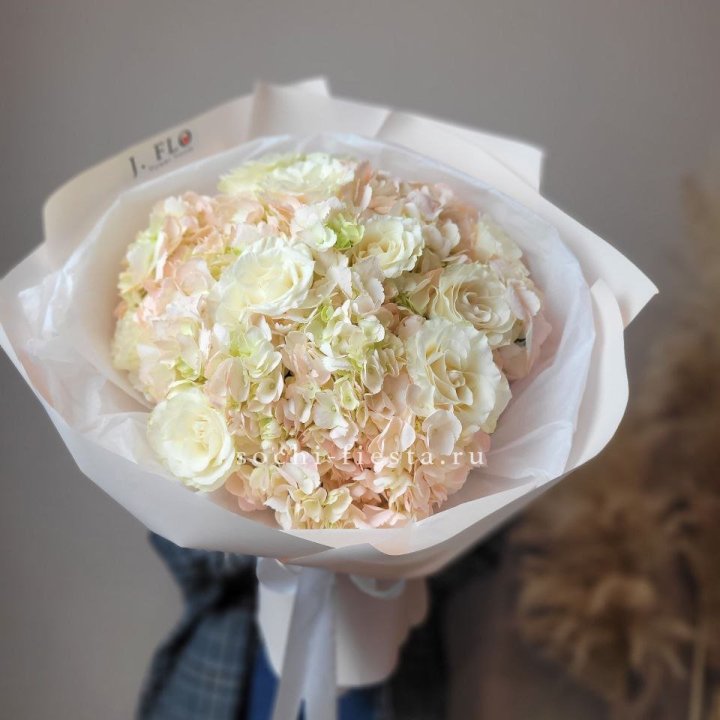  Букет гортензии и роз  в Череповеце