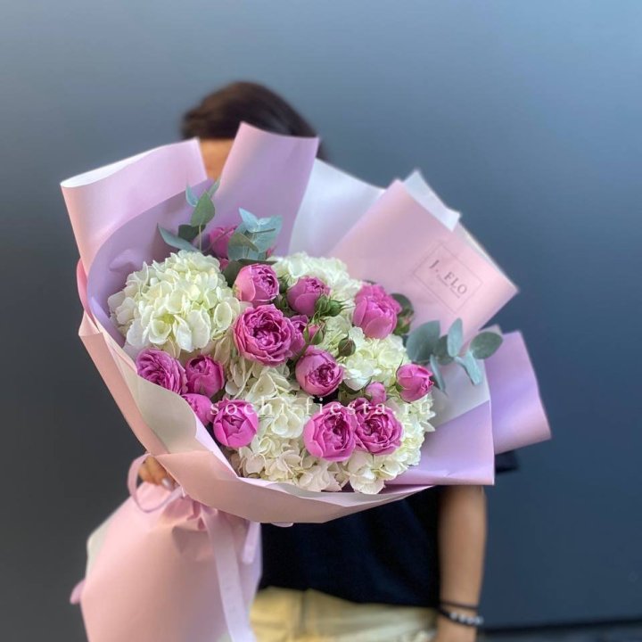 Букет белых гортензий и пионовидных роз  в Череповеце