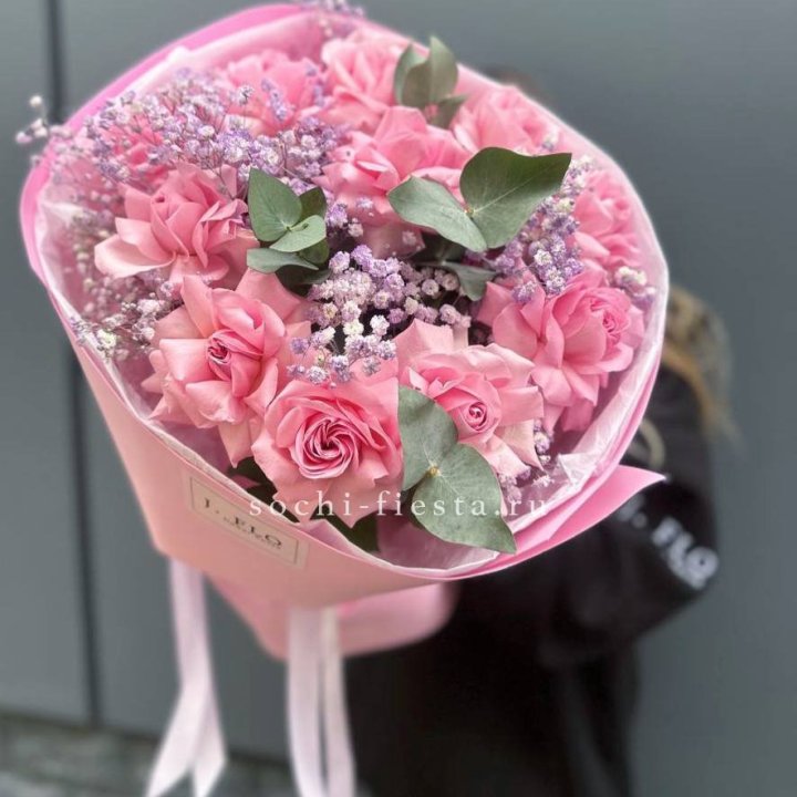 Розовые французские розы с гипсофилой в Череповеце
