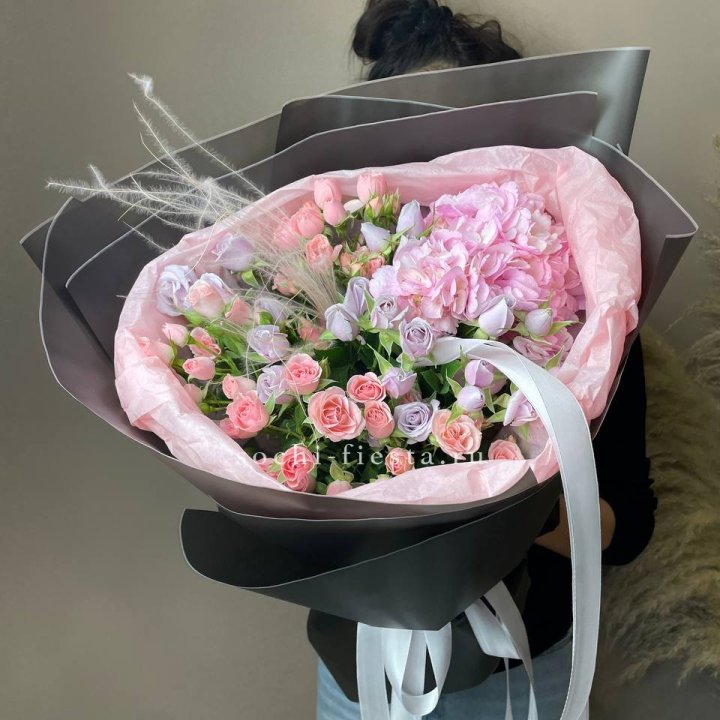  Букет гортензии и роз "Саперави" в Череповеце