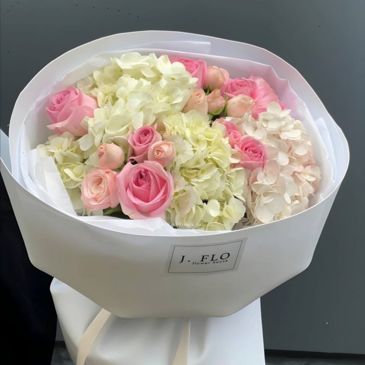  Букет гортензии и роз  "Тиамо" в Череповеце