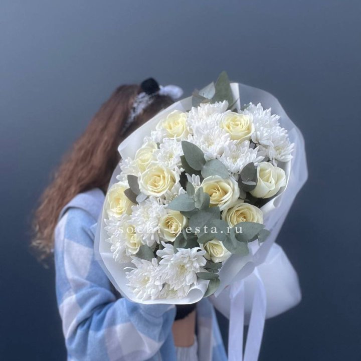  Букет белых роз с хризантемой  в Череповеце
