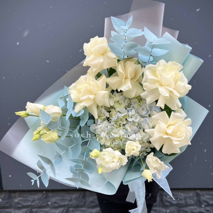Букет с гортензией и белыми французскими розами в Череповеце