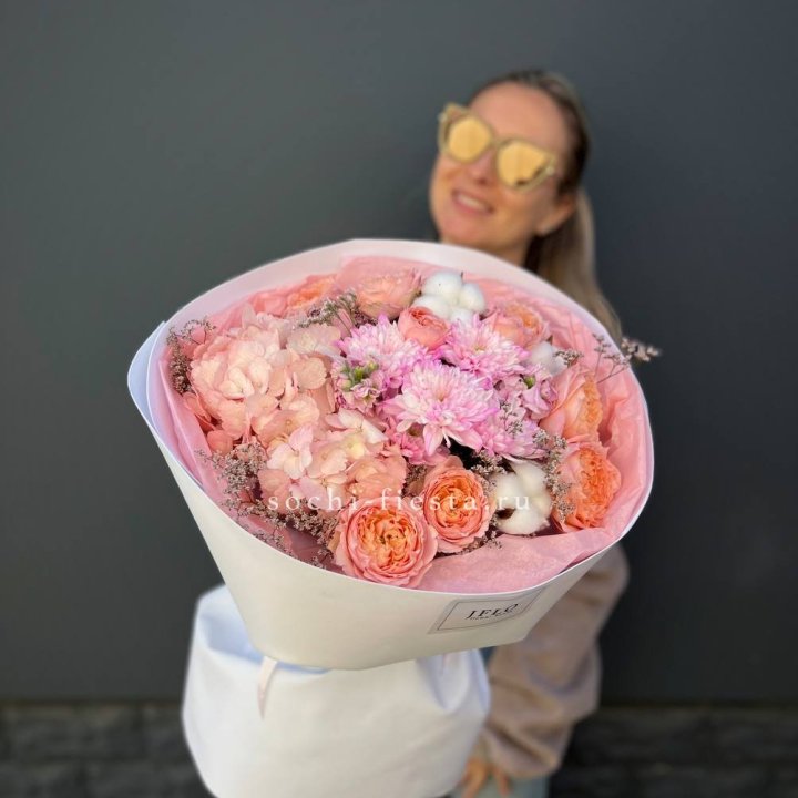 Букет гортензии и кустовых роз  в Череповеце