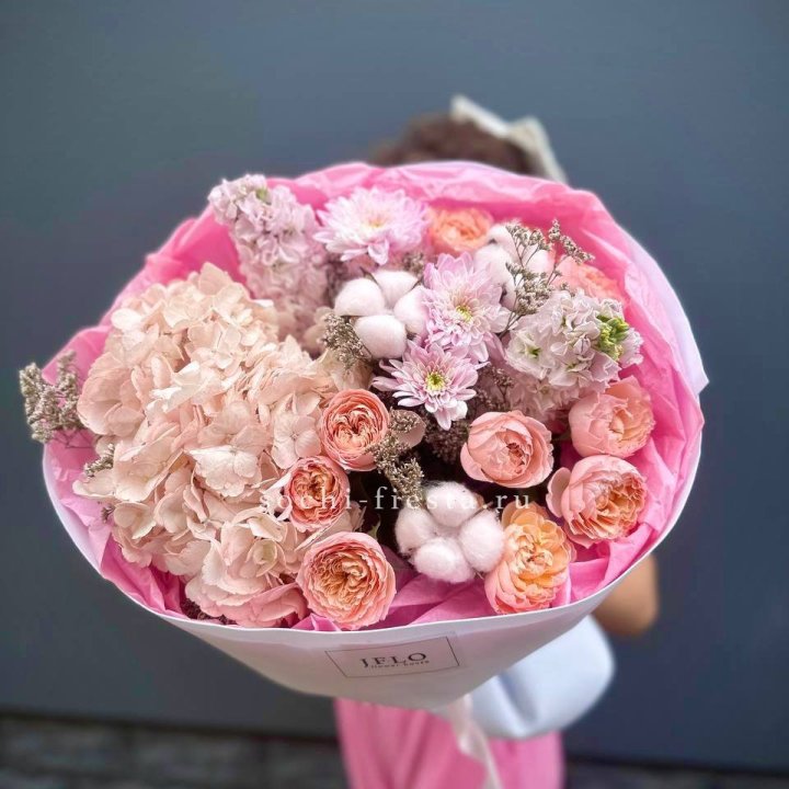 Букет гортензии и кустовых роз "Абрассо" в Череповеце