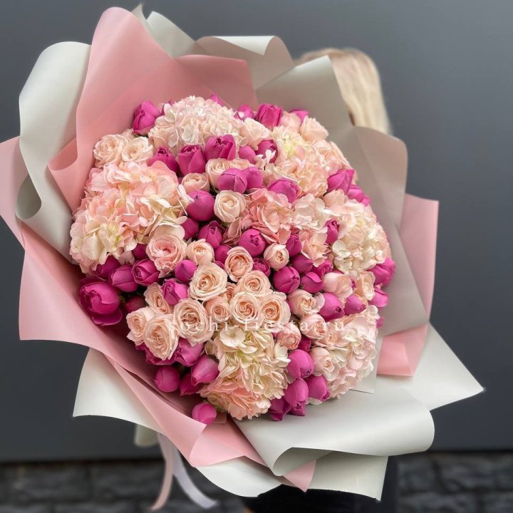 Букет кустовые розы и гортензия в Череповеце