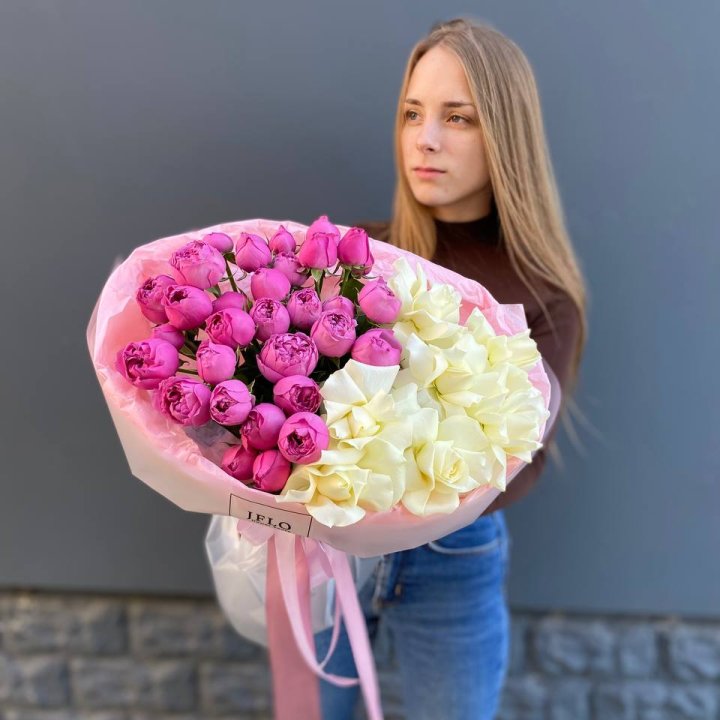 Дуо белых и кустовых роз в Череповеце