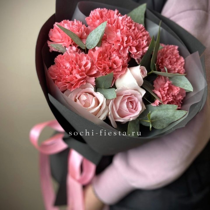 Букет из роз и диантусов "Пенелопа" в Череповеце