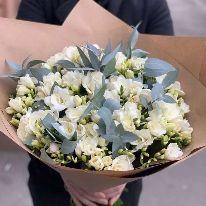 51 фрезия с эвкалиптом в Череповеце