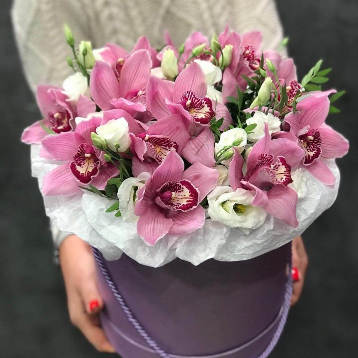 Орхидея и эустома в шляпной коробке в Череповеце