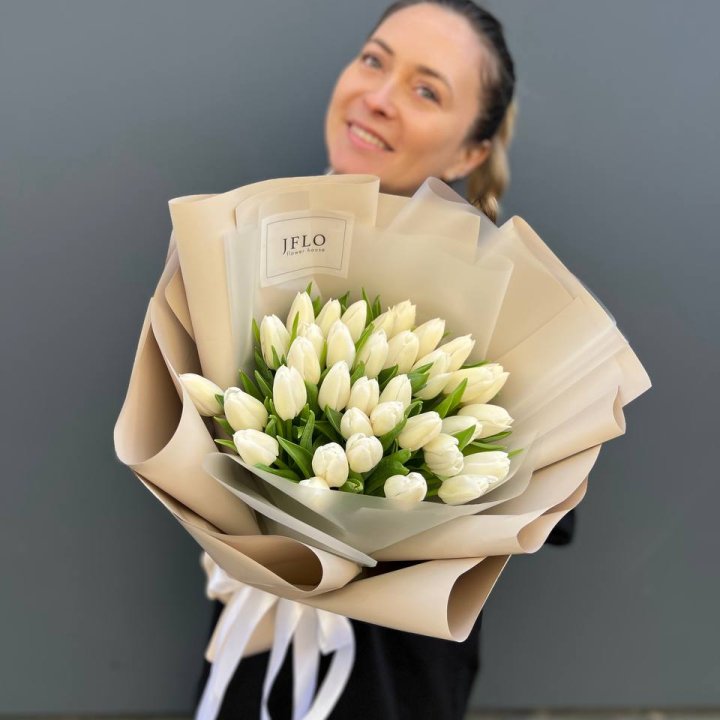 35 белых тюльпанов в Череповеце