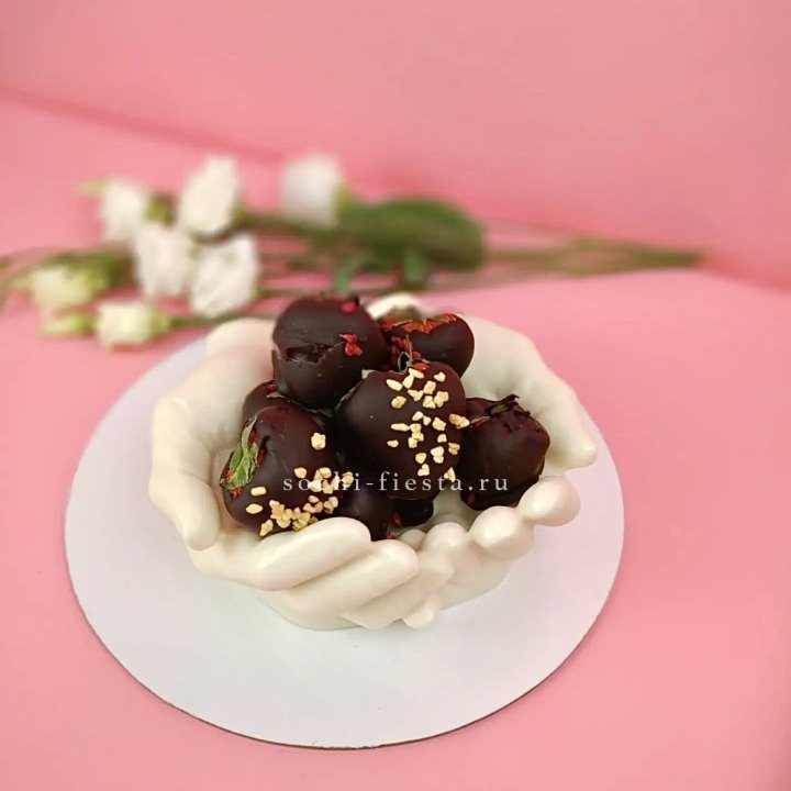 Клубника в шоколаде на шоколадных ладонях  в Череповеце