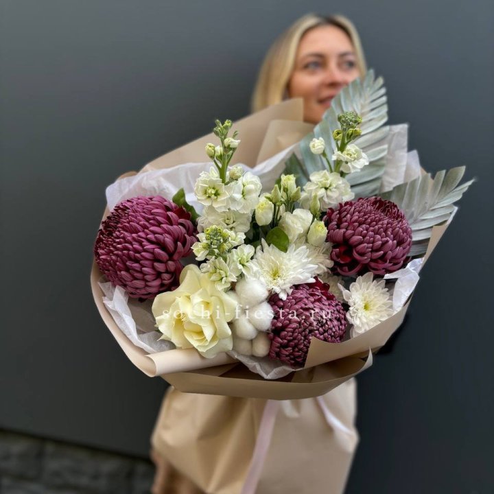 Хризантемы с маттиолой розами эустомой Чика в Череповеце