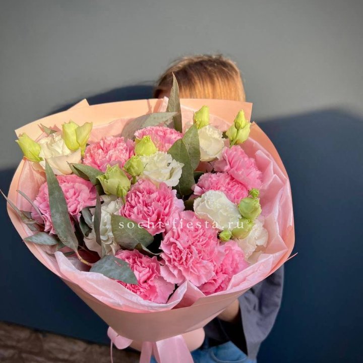 Букет гвоздик и  эустом "Сири" в Череповеце