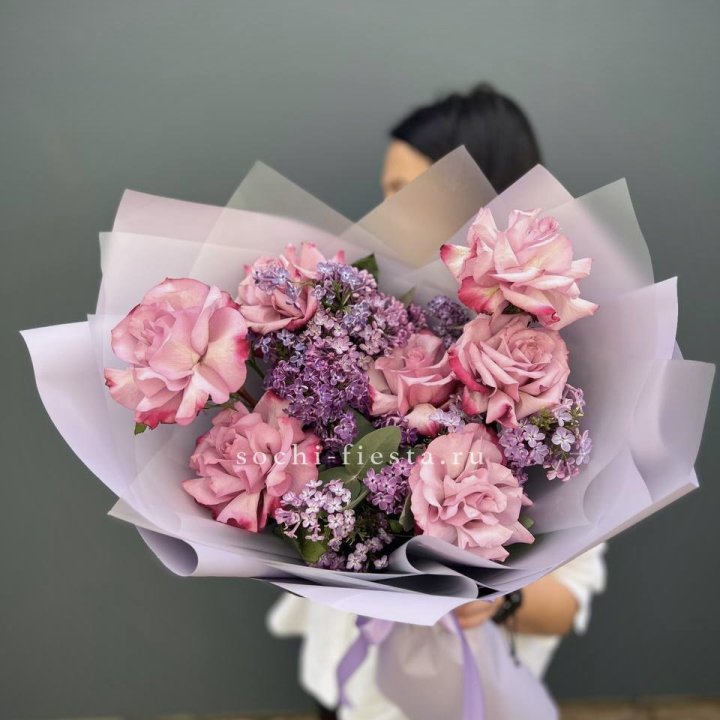 Букет из розовых роз и сирени в Череповеце