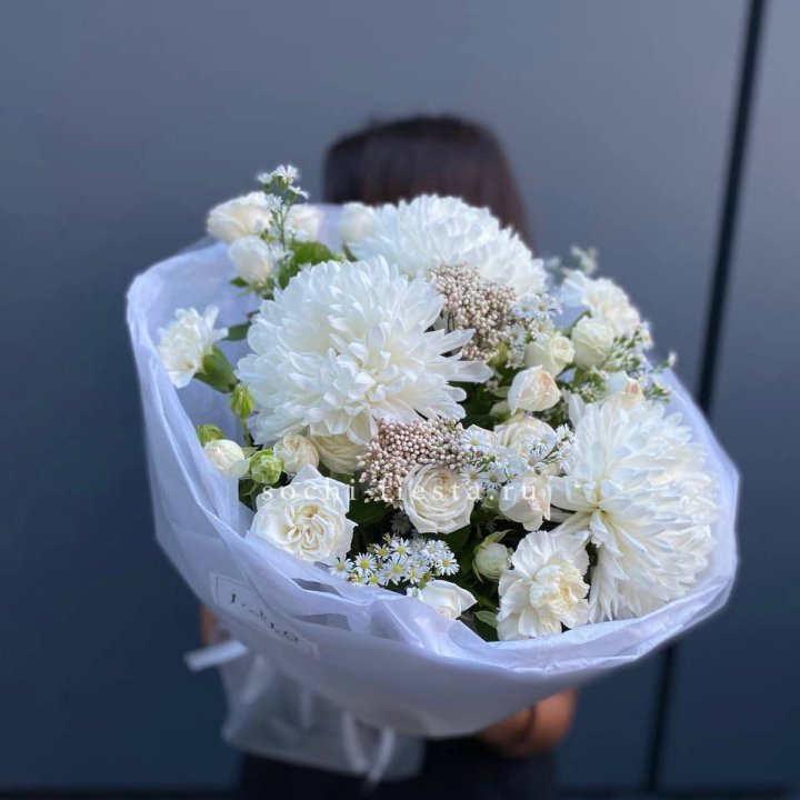 Букет хризантем и роз вайт шотс в Череповеце