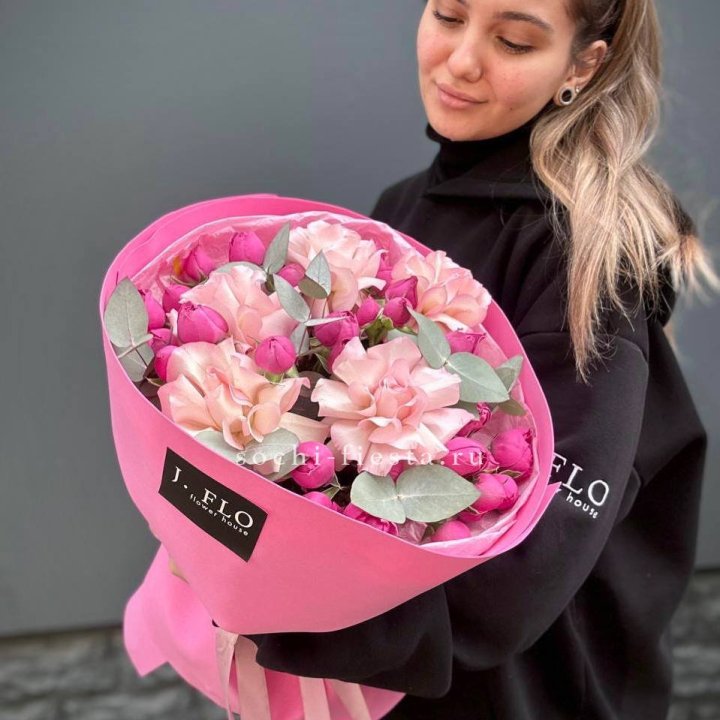 Букет французских и пионовидных роз "Ламиносо" в Череповеце