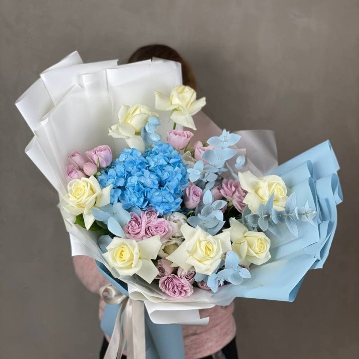 Дизайнерский букет "Блю скайфорт" в Череповеце