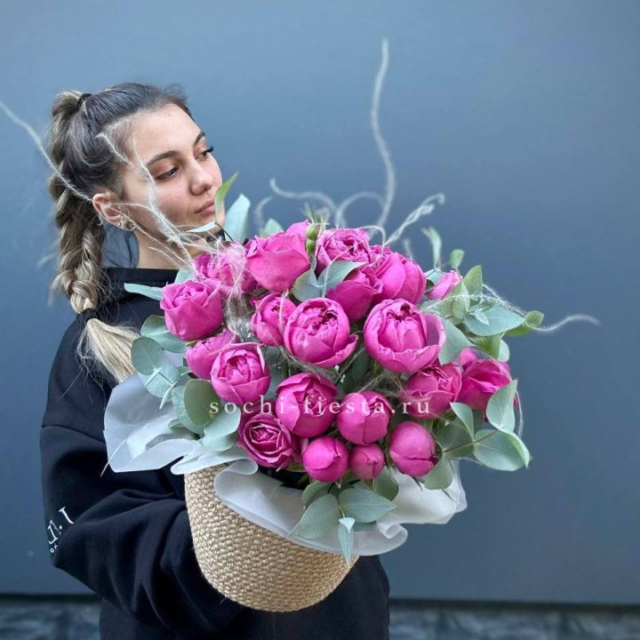 Пионовидные розы  в джутовом кашпо  в Череповеце