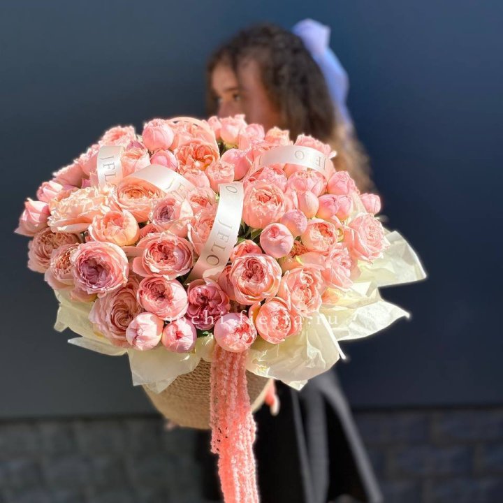 Кустовые розы Джульетта в джутовом кашпо в Череповеце