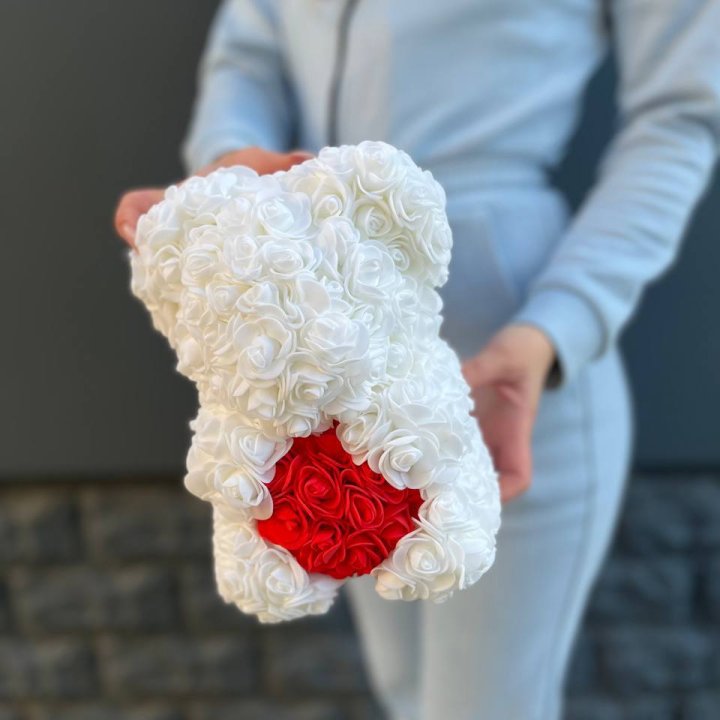 Медведь с красным седцем в Череповеце