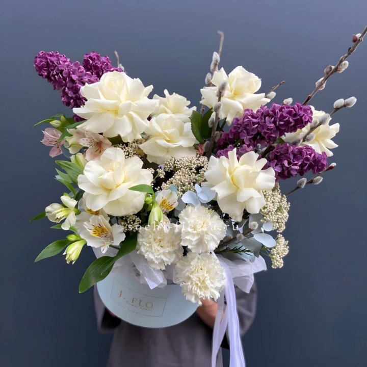 Цветочный бокс Французских роз и Сирени в Череповеце