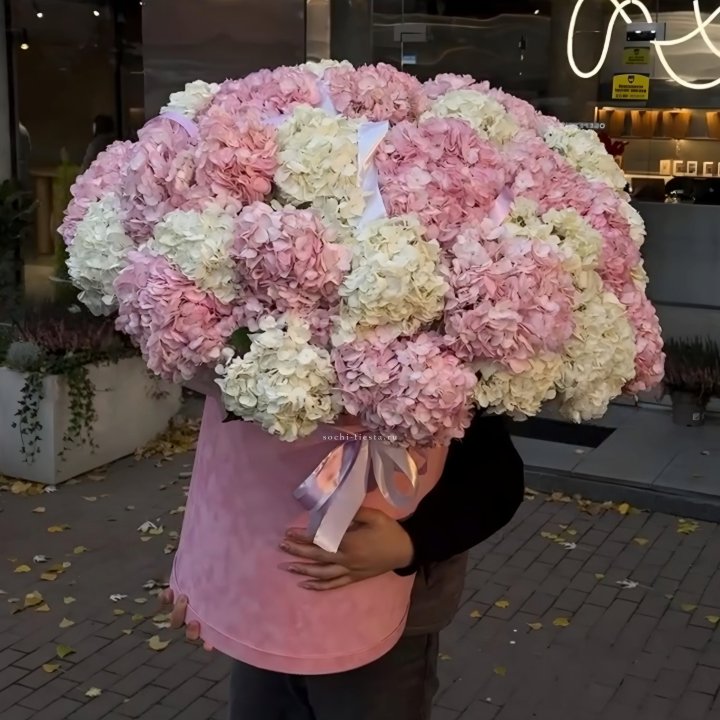 Дизайнерский цилиндр с гортензиями  в Череповеце