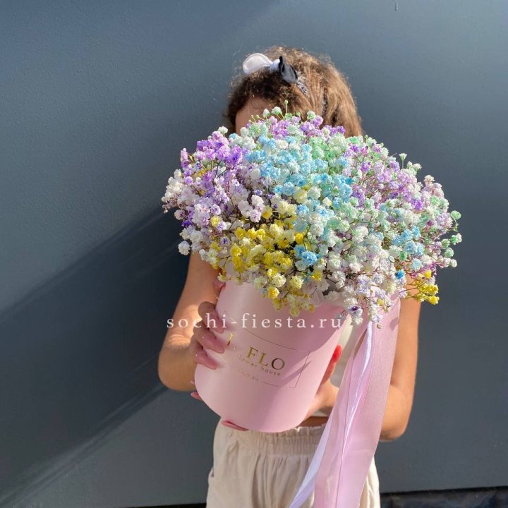 Радужные гипсофилы в шляпной коробке в Череповеце