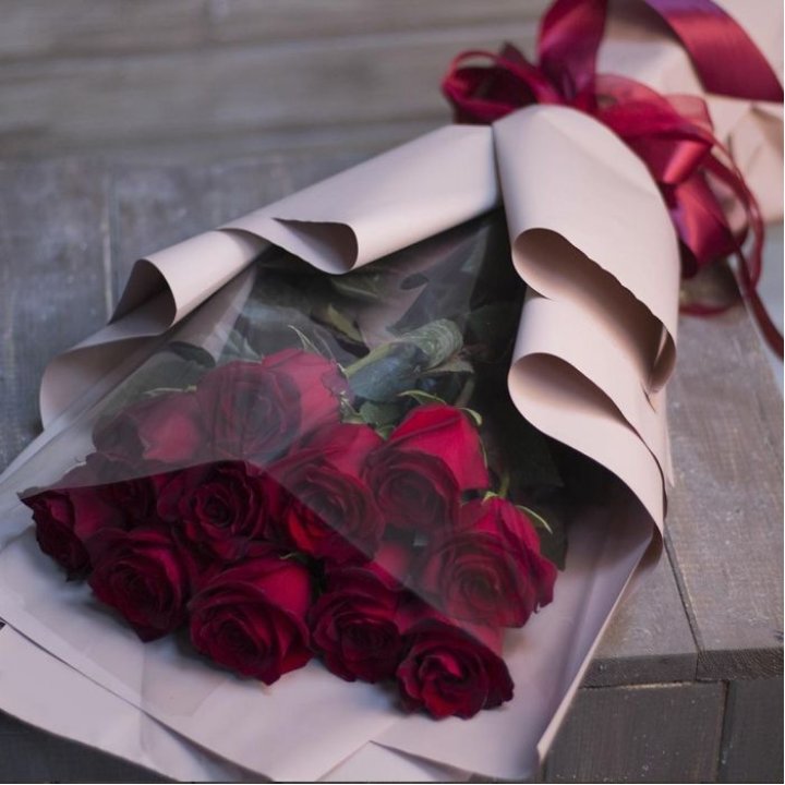 11 голландских роз в оформлении в Череповеце