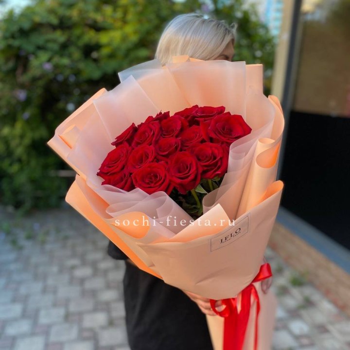 15 голландских роз в оформлении в Череповеце
