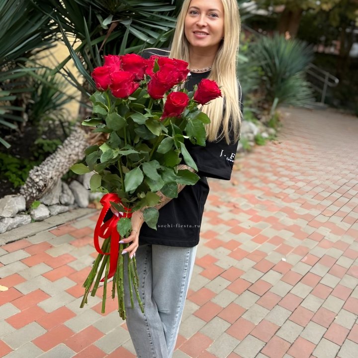15 высоких красных роз в Череповеце