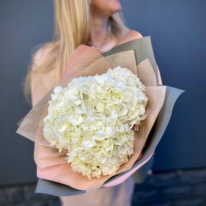Букет из трёх белых гортензий в Череповеце