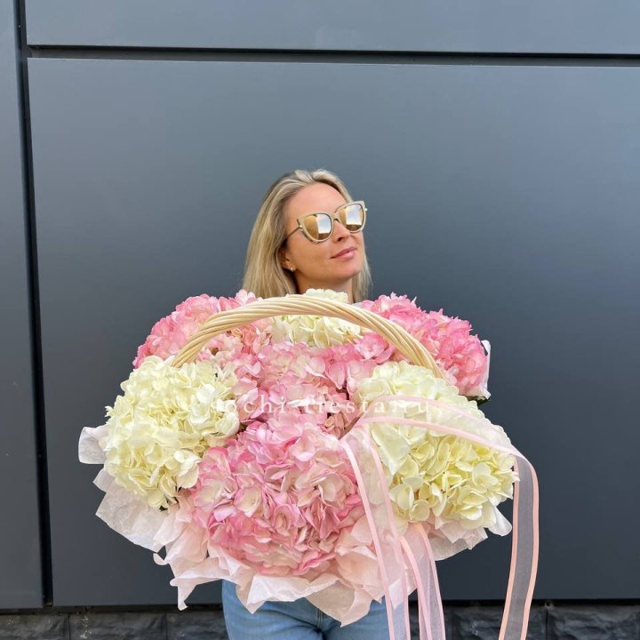 7 гортензий в корзине в Череповеце