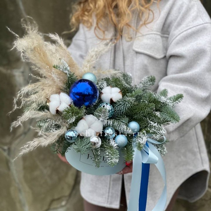 Новогодняя композиция в коробке блю в Череповеце