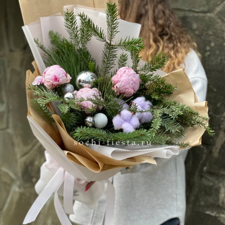 Новогодний букет с пионами  в Череповеце