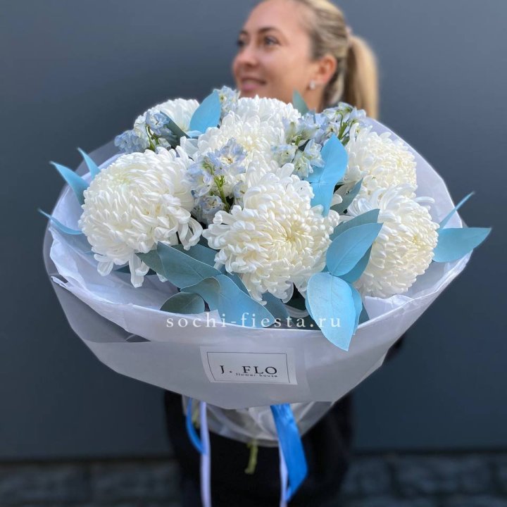 Букет хризантем Бигуди и дельфиниума  в Череповеце