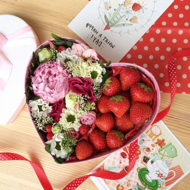 Бокс с клубникой и цветами в Череповеце
